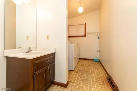 Bath - 5760 Skyview Dr, Solon, OH 44139 photo 1 of 4