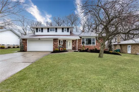 2583 Pasadena Dr, Seven Hills, OH 44131