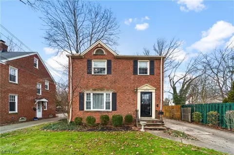 4652 W Park Dr, Fairview Park, OH 44126
