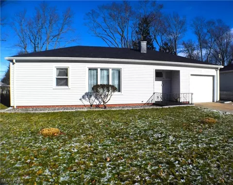 6495 Aylesworth Dr, Parma Heights, OH 44130