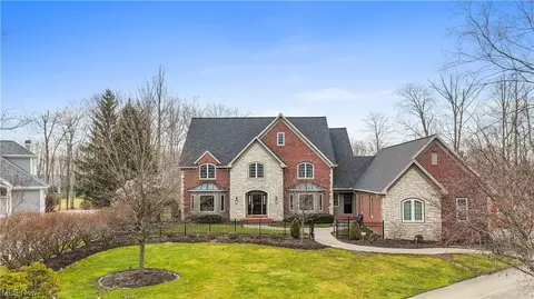 379 Glengarry Dr, Aurora, OH 44202