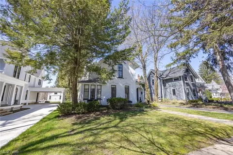 48 Church St, Chagrin Falls, OH 44022