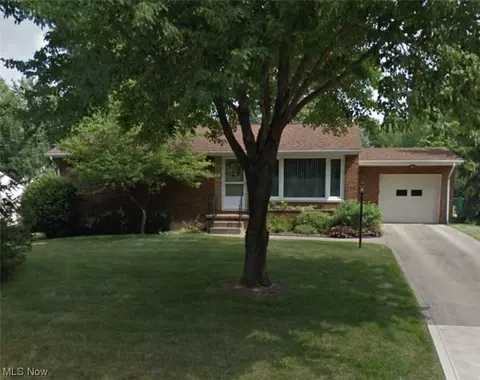 819 Lorena SW, North Canton, OH 44720