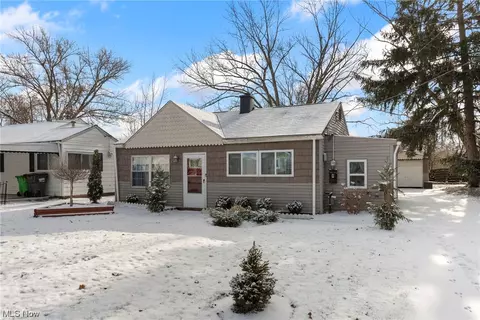 62 Grandmere Dr, Bedford, OH 44146