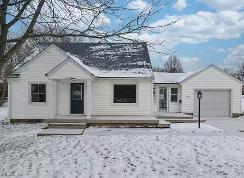 2555 Benton, Akron, OH 44312