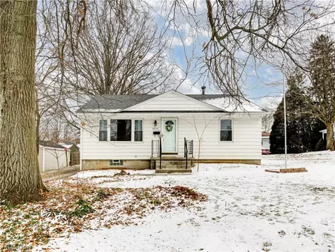 2827 Oakwood Dr, Cuyahoga Falls, OH 44221