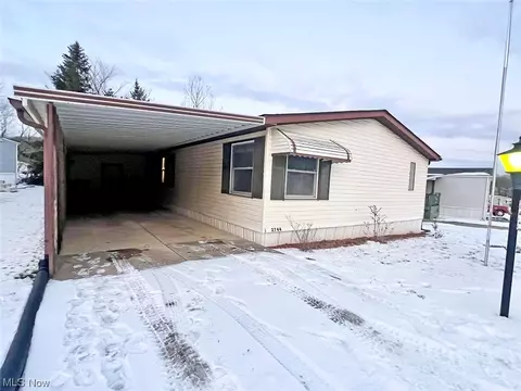 2744 Deer Pass Dr SW, Canton, OH 44706