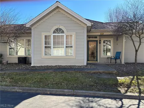 44 Woodland Chase Blvd, Niles, OH 44446