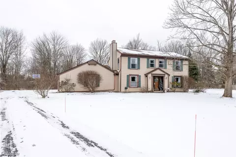 17860 Gardiner Ln, Chagrin Falls, OH 44023