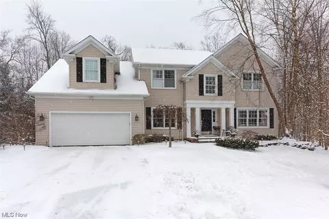 144 Holly Ln, Chagrin Falls, OH 44022
