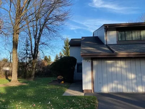 701 Tinkers Ln #2101, Northfield, OH 44067