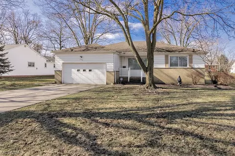 722 Cheriton Dr, Highland Heights, OH 44143