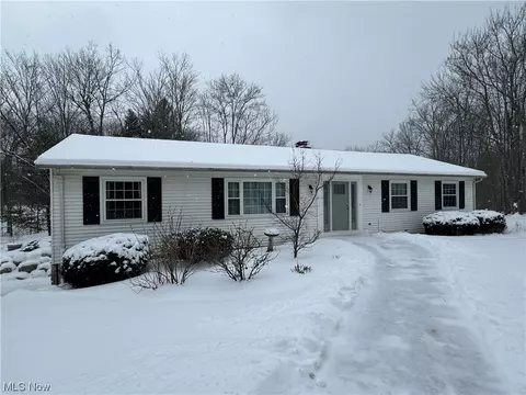 9062 E Mountain View Dr, Chardon, OH 44024