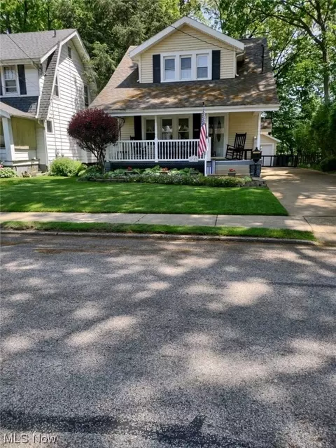 1357 Forest Glen Dr, Cuyahoga Falls, OH 44221