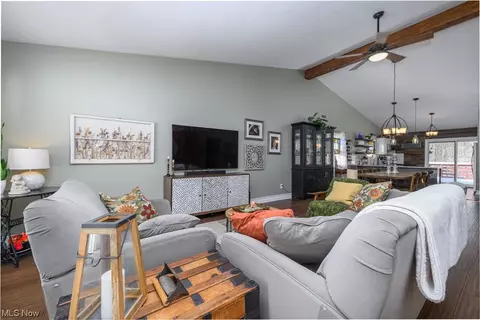 572 Wolf Ave, Wadsworth, OH 44281 photo 2