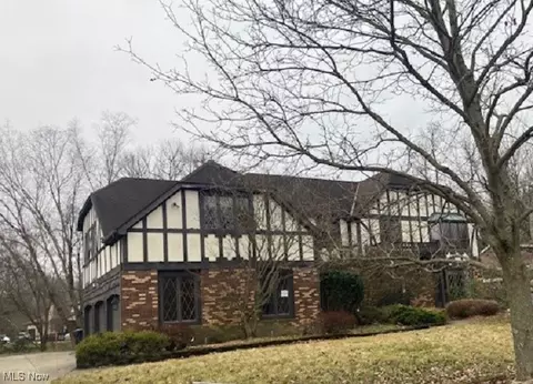 6868 Creekwood Ln, Mayfield, OH 44143