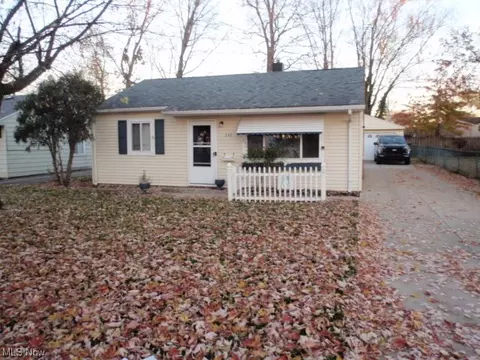 347 Marseilles Ave, Elyria, OH 44035