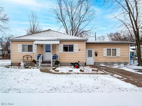 817 Oakwood Ave, Sheffield Lake, OH 44054