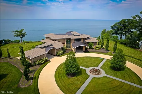 26000 Lake Rd, Bay Village, OH 44140