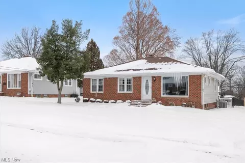 2818 Dentzler Rd, Parma, OH 44134