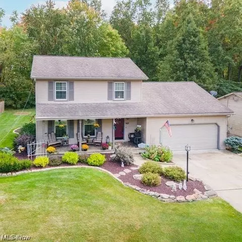 107 Country Green Dr, Austintown, OH 44515