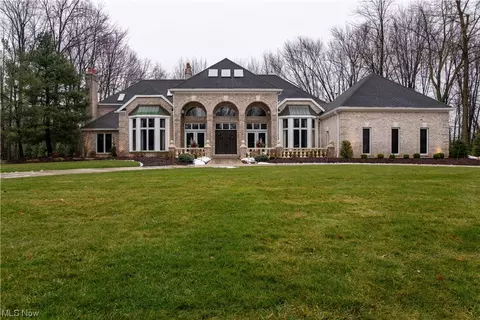 32381 Regency Ct, Avon Lake, OH 44012
