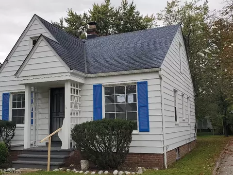 5122 Thomas St, Maple Heights, OH 44137 photo 3