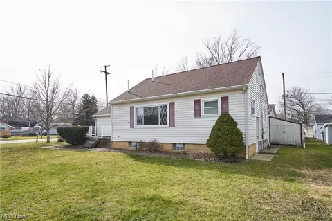 Exterior - 5421 Lake Rd W, Ashtabula, OH 44004 photo 2 of 9
