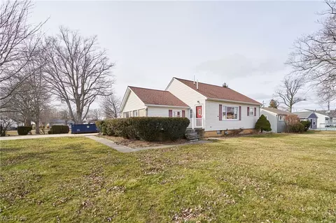 Exterior - 5421 Lake Rd W, Ashtabula, OH 44004 photo 3 of 9