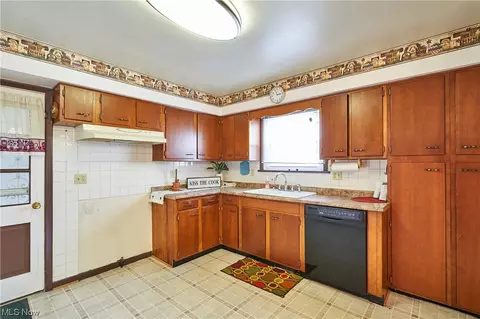 Kitchen - 5421 Lake Rd W, Ashtabula, OH 44004 photo 3 of 5