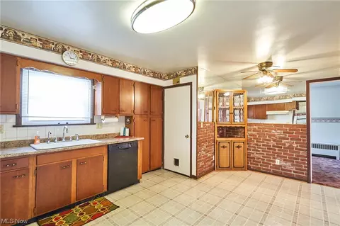 Kitchen - 5421 Lake Rd W, Ashtabula, OH 44004 photo 2 of 5