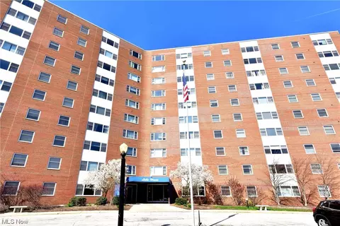 11850 Edgewater Dr #704, Lakewood, OH 44107