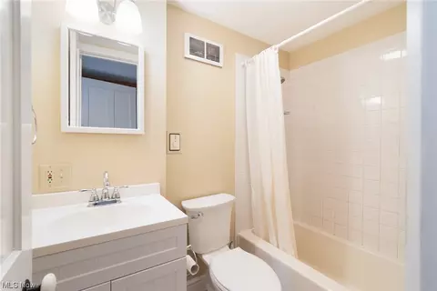 Bath - 430 Indianola Rd, Boardman, OH 44512 photo 1 of 2