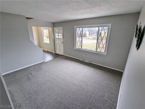 569 Willow Park, Elyria, OH 44035 photo 2