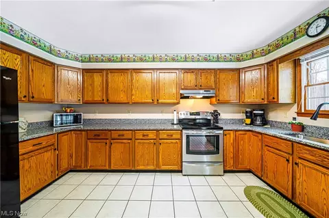 Kitchen - 569 Hanson Pl, Geneva, OH 44041 photo 2 of 2