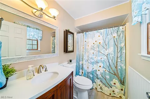Bath - 569 Hanson Pl, Geneva, OH 44041 photo 1 of 2