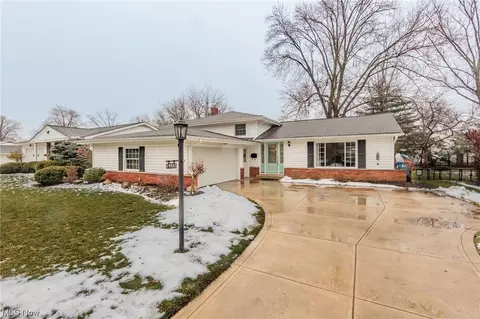 24403 S Oxford Oval, North Olmsted, OH 44070