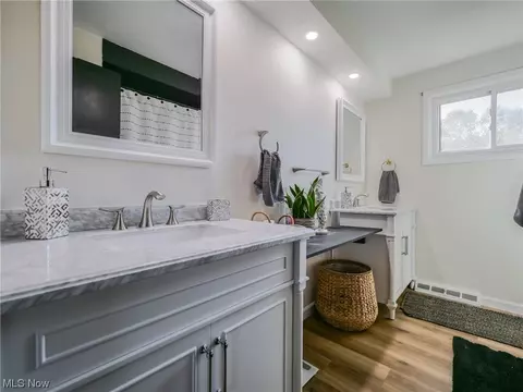 Bath - 4018 Steven Dr, Seven Hills, OH 44131 photo 3 of 5