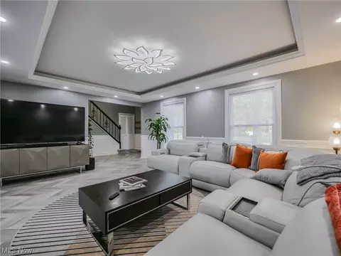 Living - 4018 Steven Dr, Seven Hills, OH 44131 photo 2 of 4