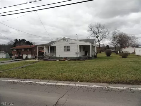 663 Rolling Acres Rd, New Cumberland, WV 26047