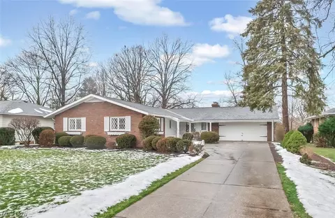 5753 Darrow Dr, Seven Hills, OH 44131