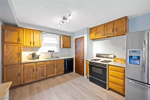 6454 Crossview Rd, Seven Hills, OH 44131 photo 8