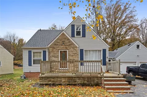 6454 Crossview Rd, Seven Hills, OH 44131