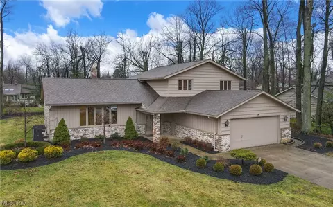 602 Sturbridge Dr, Highland Heights, OH 44143