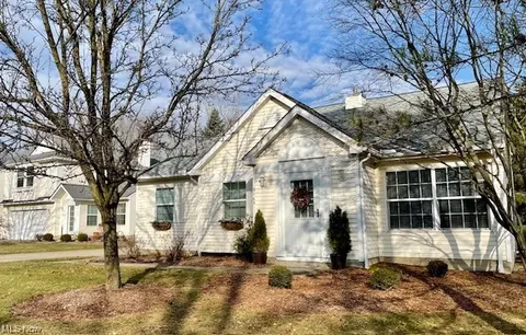 9165 Fern Cv W, Olmsted Falls, OH 44138
