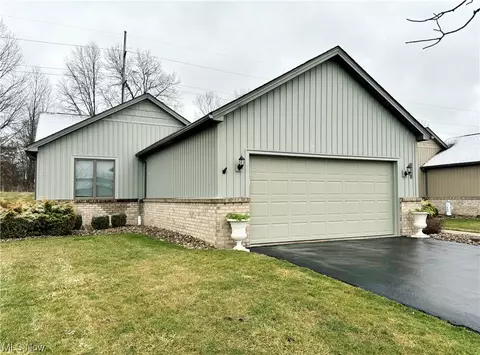 1121 Shadow Rdg, Niles, OH 44446