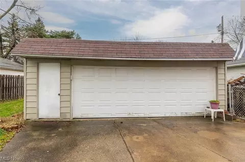 15500 Benhoff Dr, Maple Heights, OH 44137 photo 2