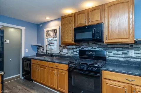 15500 Benhoff Dr, Maple Heights, OH 44137 photo 4