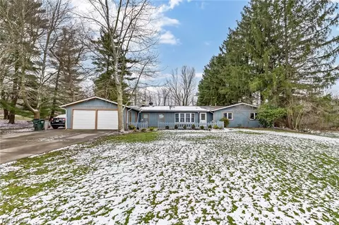 8651 Beacon Hill Dr, Chagrin Falls, OH 44023