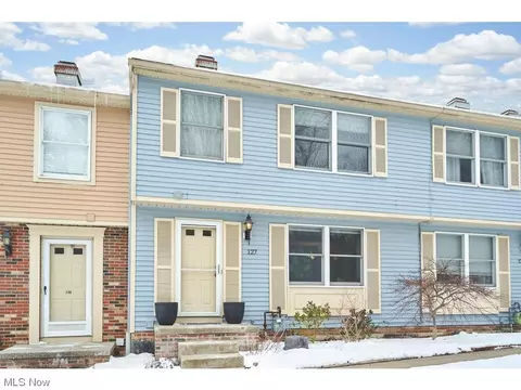 127 Quaker Ridge Dr, Akron, OH 44313